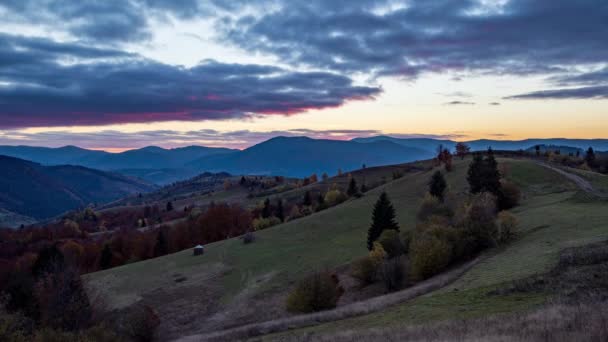 Fényes napfelkelte a hegyek mögött ősszel alkonyatkor — Stock videók