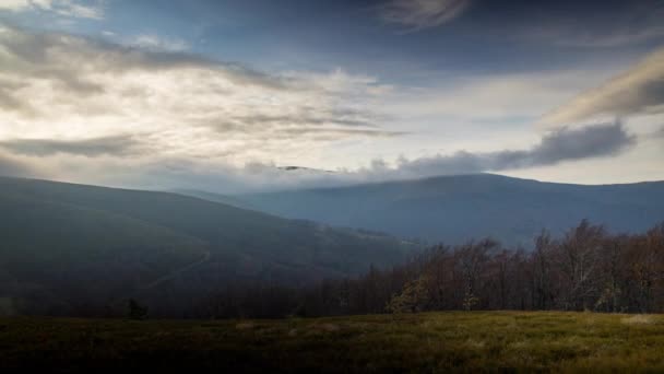 Pesanti nuvole galleggiano sopra il paesaggio degli altopiani in autunno — Video Stock