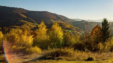 Sonbahar alacakaranlığında dağların ardında parlak gün batımı