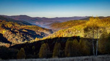 Güneş sabahları dağları ve tepeleri aydınlatır.