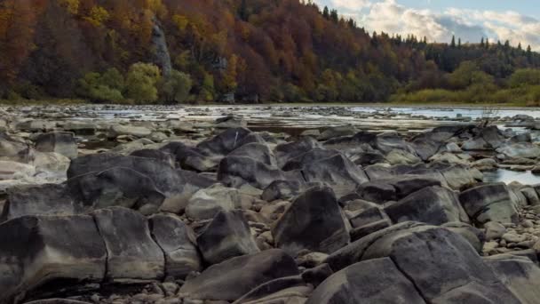 Banca di pietra contro alberi colorati che crescono sulle colline in autunno — Video Stock