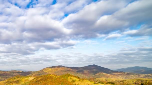 Arbres d'automne luxuriants couvrent les pentes dans les hautes terres sous un ciel nuageux — Video