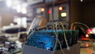 Çağdaş TFT görüntüler için mikro devre kartındaki çipler fabrika montaj atölyesinde karton kutuda son derece yakın çekim
