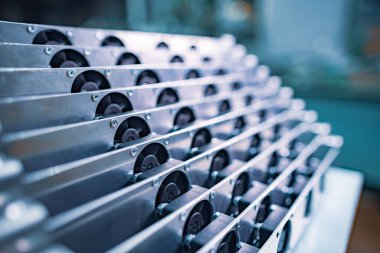 Modern TFT için ince kablolu soğuk parlak metal parçaları montaj atölyesi makro görünümünde büyük bir masa üzerinde sergilenir