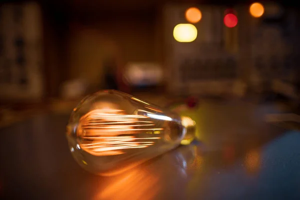 Una Poderosa Lámpara Incandescente Cristal Brillante Ilumina Una Habitación Oscura —  Fotos de Stock