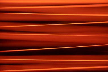 Parlak koyu kırmızı-turuncu arka plan. Ateşli ve soyut desenli çizgiler.