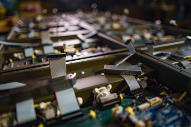 Metal bileşenler ve mikro devreler, video meyveli güçlü süper bilgisayarların üretimi sırasında metal bölümlerin üzerinde bulunur. Uzman madencilik bilgisayarlarının üretimi kavramı