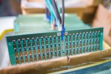 Çağdaş TFT görüntüler için mikro devre kartındaki çipler fabrika montaj atölyesinde karton kutuda son derece yakın çekim