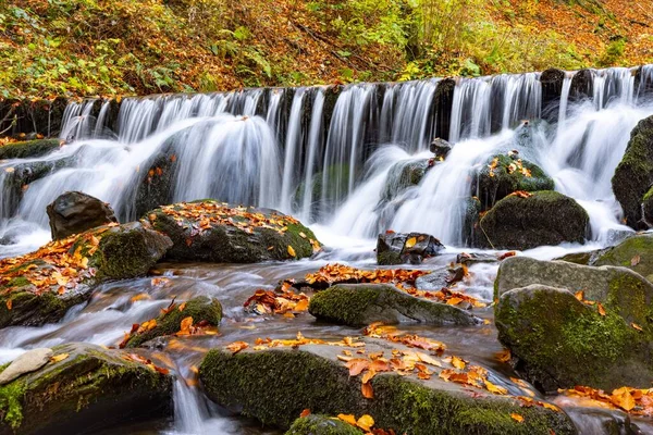 Piękny Wodospad Shipot Jesiennym Lesie Karpat — Zdjęcie stockowe