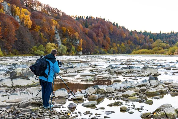 Photographer Takes Pictures Autumn Landscape Standing Rocky River Bank Lush — Stock Photo, Image
