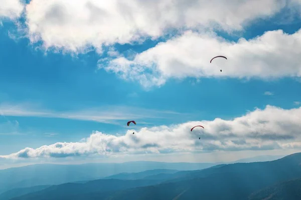 Tourist Practices Paragliding Active Sports Highland Giant Forestry Mountains Illuminated — Stock Photo, Image