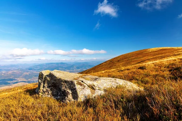 秋天的时候 大石头矗立在高原上的梯田草山顶上 与遥远的群山和蓝天下的斜坡相映成趣 云朵低垂 — 图库照片