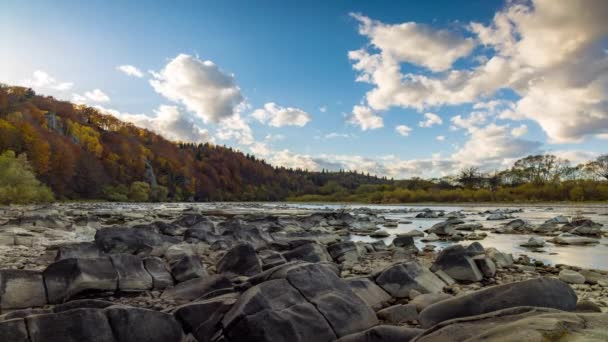 Banca di pietra contro alberi colorati che crescono sulle colline in autunno — Video Stock