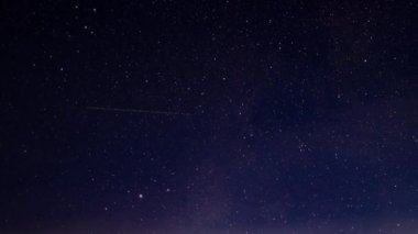 Gece yıldızlı gökyüzü alacakaranlıkta süzülen açık pembe bulutlarla