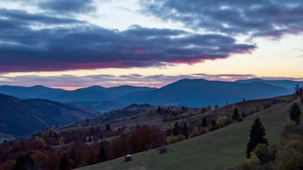 Kirkas auringonnousu vuorten takana ylämaalla syksyllä hämärässä — kuvapankkivideo