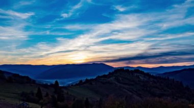 Yükseklerdeki uzak dağların ardından parlak güneş yükseliyor