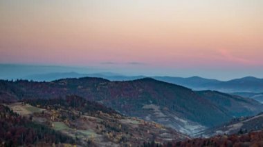 Gündoğumu sonbaharda dağlık arazide ormancılık dağlarını aydınlatır.