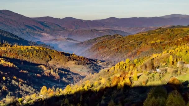Ο ήλιος φωτίζει την ορεινή περιοχή με βουνά και λόφους το πρωί — Αρχείο Βίντεο