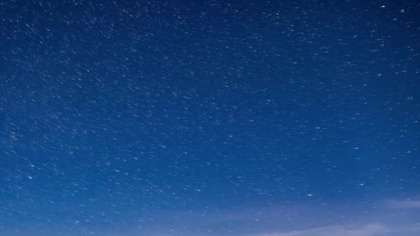 Длительное звездное небо с облаками, плавающими поздней ночью — стоковое видео