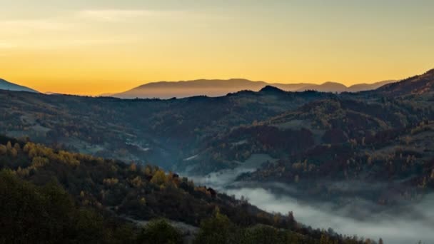 Aurinko nousee ylängöllä ja aamu sumu täyttää laakson syksyllä — kuvapankkivideo