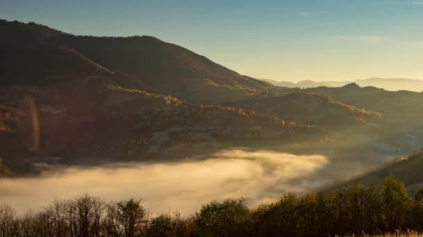 Sonnenuntergang im Hochland und Abendnebel im Herbst im Tal — Stockvideo