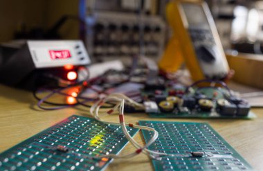 Çağdaş TFT görüntüler için mikro devre kartındaki çipler fabrika montaj atölyesinde karton kutuda son derece yakın çekim