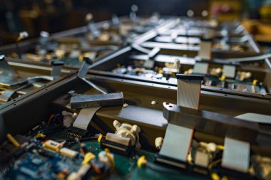 Metal bileşenler ve mikro devreler, video meyveli güçlü süper bilgisayarların üretimi sırasında metal bölümlerin üzerinde bulunur. Uzman madencilik bilgisayarlarının üretimi kavramı