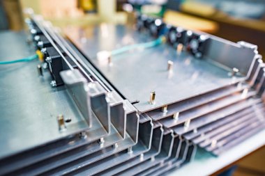 Modern TFT için ince kablolu soğuk parlak metal parçaları montaj atölyesi makro görünümünde büyük bir masa üzerinde sergilenir