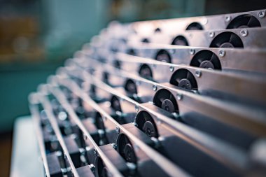 Modern TFT için ince kablolu soğuk parlak metal parçaları montaj atölyesi makro görünümünde büyük bir masa üzerinde sergilenir