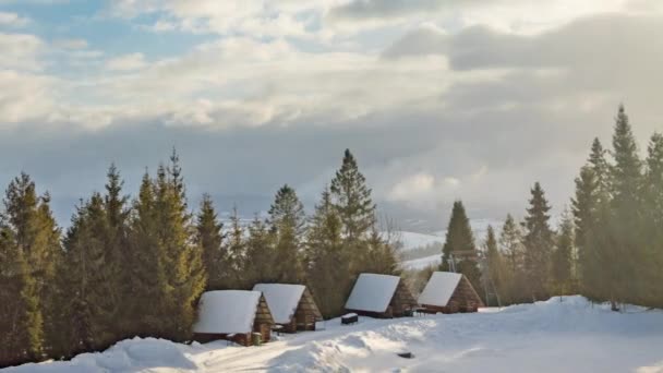 Winter met stromende wolken over de Karpaten bedekt met bossen en sneeuwverschuivingen — Stockvideo