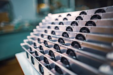 Modern TFT için ince kablolu soğuk parlak metal parçaları montaj atölyesi makro görünümünde büyük bir masa üzerinde sergilenir