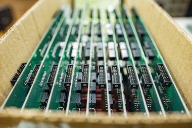 Çağdaş TFT görüntüler için mikro devre kartındaki çipler fabrika montaj atölyesinde karton kutuda son derece yakın çekim