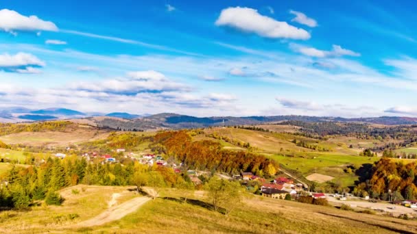 Lille landsby i højlandet under blå himmel med tunge skyer – Stock-video