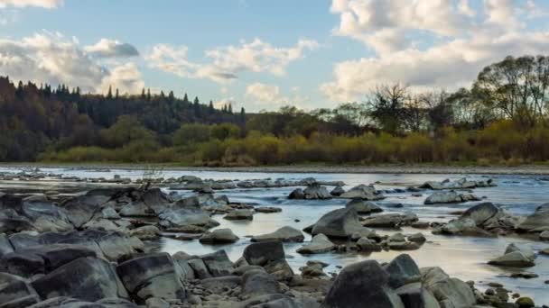 Кам'яний берег проти барвистих дерев, що ростуть на пагорбах восени — стокове відео