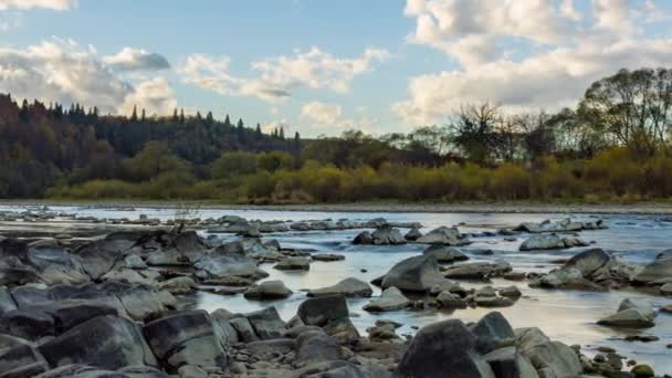 Kőpart a dombokon ősszel növő színes fák ellen — Stock videók