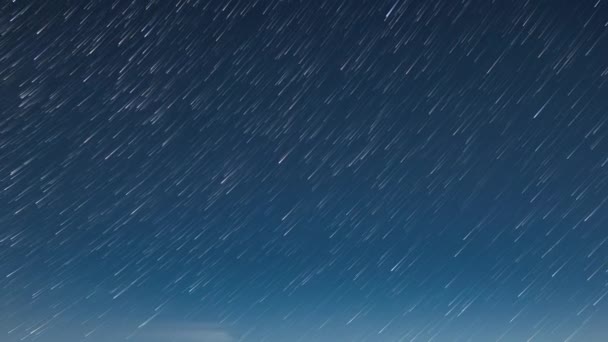 Expunere lungă cer înstelat cu nori plutind noaptea târziu — Videoclip de stoc
