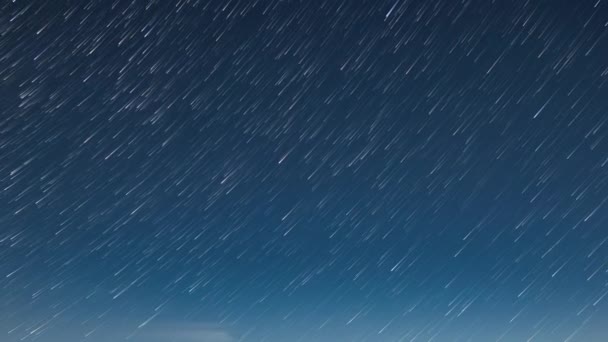 Longa exposição céu estrelado com nuvens flutuando no final da noite — Vídeo de Stock