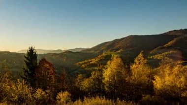 Yükseklerdeki uzak dağların ardından parlak güneş yükseliyor
