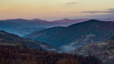 Gündoğumu sonbaharda dağlık arazide ormancılık dağlarını aydınlatır.