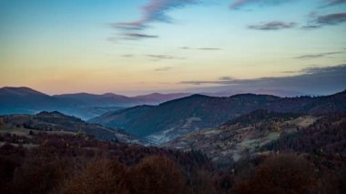 Gündoğumu sonbaharda dağlık arazide ormancılık dağlarını aydınlatır.