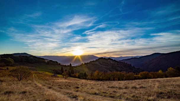 Sonne geht im Herbst hinter fernen Bergen im Hochland unter — Stockvideo