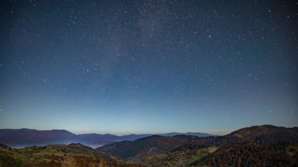 Близко звездное небо над лесными горами и холмами в сумерках — стоковое видео