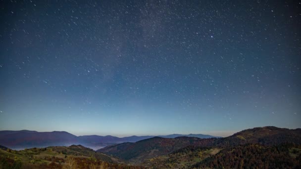 Nigh sterrenhemel boven de bosbouw bergen en heuvels bij schemering — Stockvideo