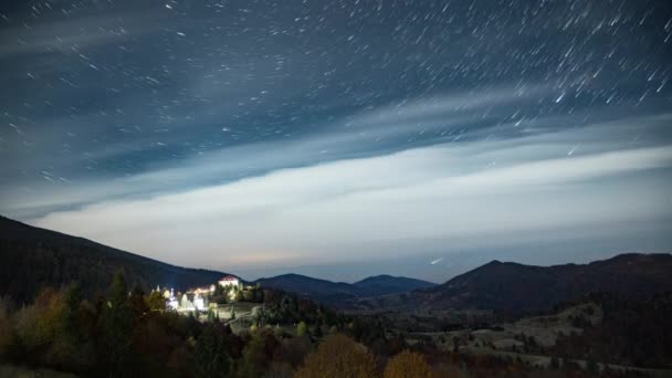 高地の町の上に白い雲が浮かぶ星空 — ストック動画
