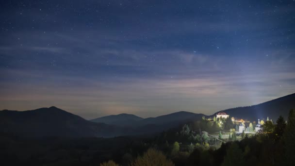 Starry sky with white clouds floating above town in highland — 图库视频影像