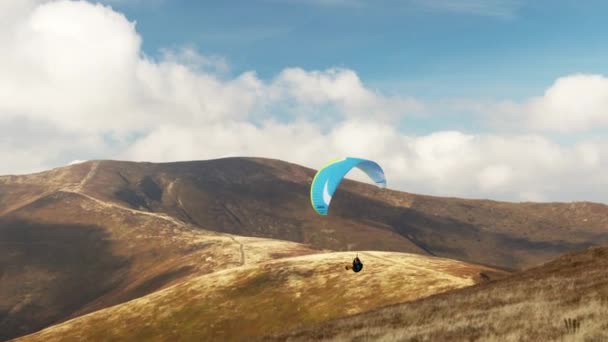 Skärmflygning på höglandet mot gigantiska skogsberg — Stockvideo