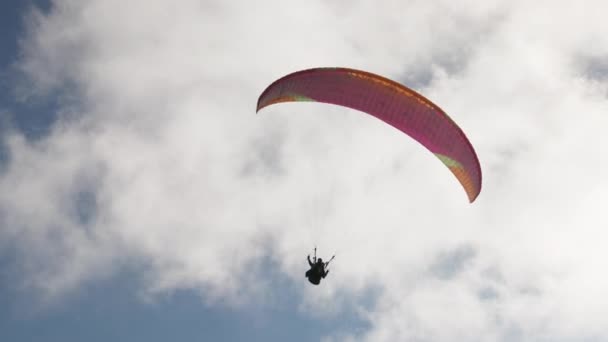 Lidé zkouší paragliding létání s padáky proti mrakům — Stock video