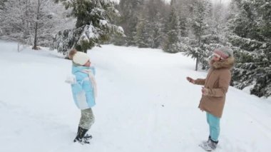 Ormana kartopu atan neşeli çocuklar..