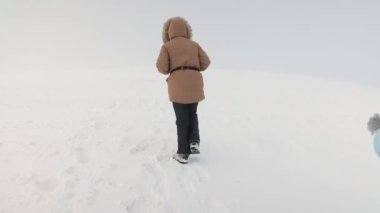 Sabah sisli dağda yürü.