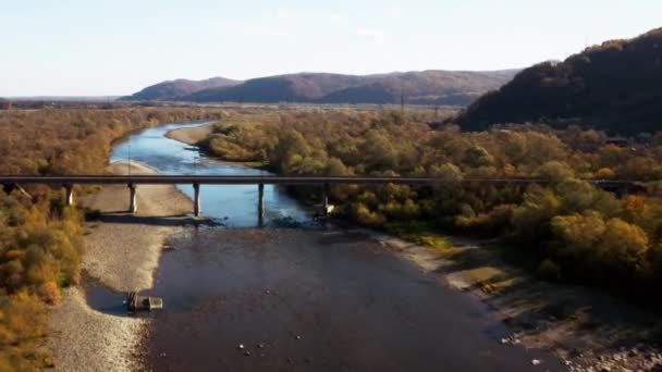 Ponte rodoviária sobre rio estreito que leva à floresta de terracota — Vídeo de Stock